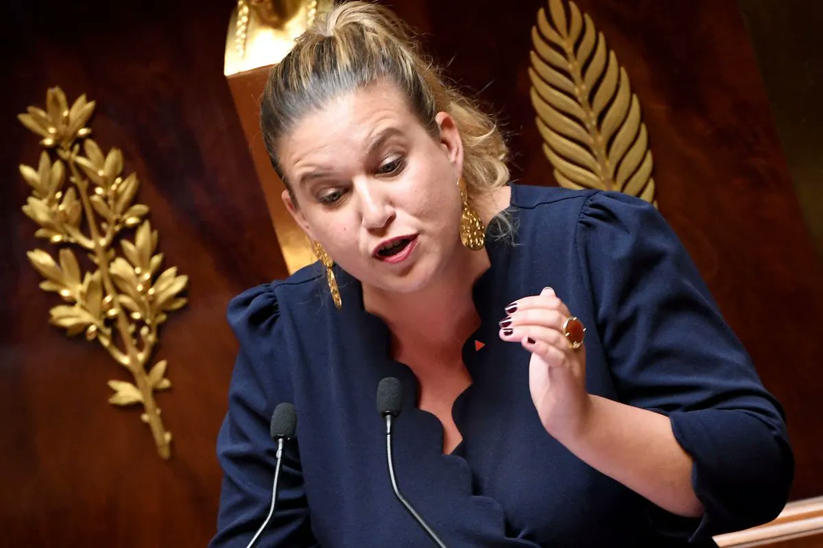 FilFrance's tweet photo. La député #présidente du groupe islamo-collabo #LFI MathildePanot exige que la police pose un genou à terre en guise de repentance pour #Nahel ce vendredi après-midi à #Nanterre.
Que lui répondez-vous ? https://t.co/CL4UXAuSiy