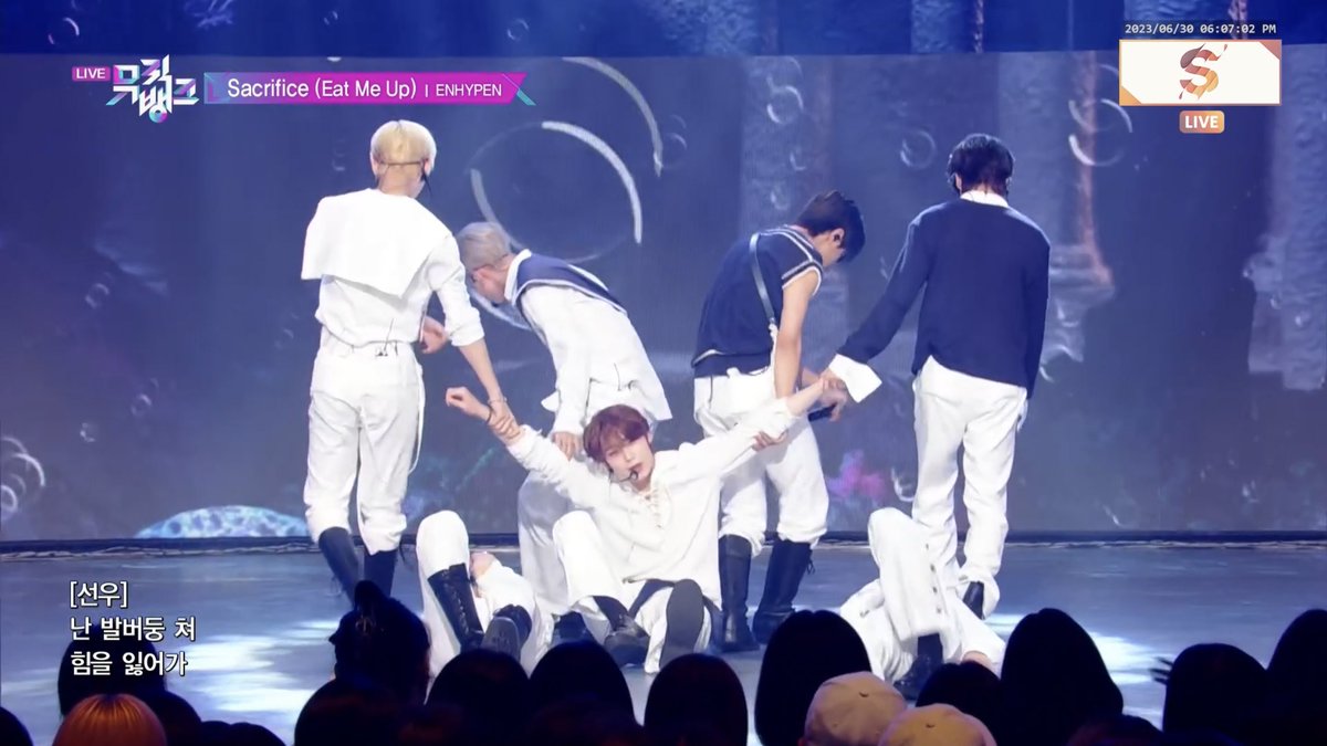enhypenupdates's tweet photo. ENHYPEN just delivered an astounding performance of ‘Sacrifice (Eat Me Up)’ on Music Bank’s Half-year Special today! ❤️‍🔥

Truly, our 7 shining stars are a powerhouse who showcase a unique charm with each and every stage. ✨

@ENHYPEN_members @ENHYPEN #ENHYPEN #엔하이픈 https://t.co/aeg4o2HDvv