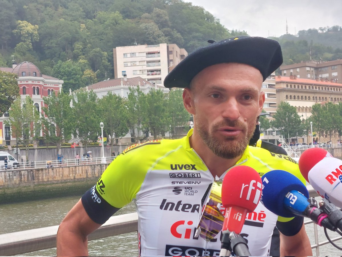 Comme tous les coureurs du TDF2023 🇨🇵 le coureur #cyclisme nordiste <a href="/adrienpetit62/">adrien petit</a> a coiffé le béret basque avant le Grand Départ ce samedi à #Bilbao 🇪🇦
