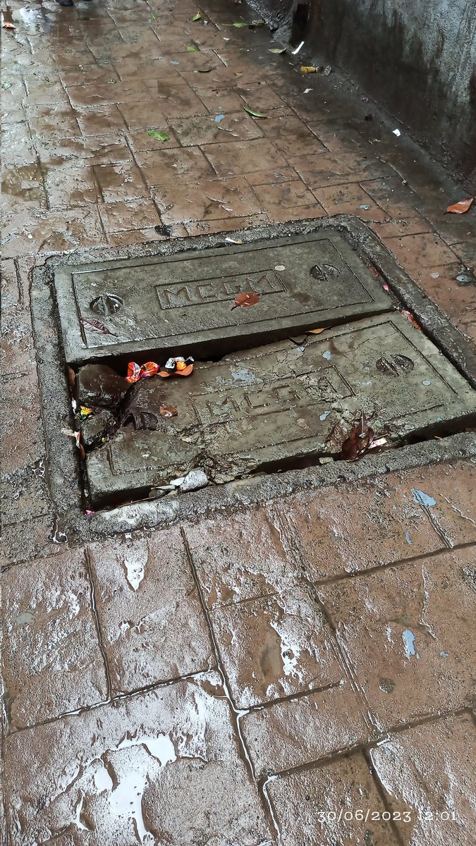 sanjayshivajip1's tweet photo. @mybmc @mybmcWardKE अंधेरी के/पूर्व, सहार रोड, गोखले पुला जवळ फुटपाथ वरील दोन ठिकाणी गटाराचे झाकण तुटलेले असल्याने अपघाताची शक्यता.पालिका प्रशासनाने तात्काळ दुरुस्ती करावी.ही विनंती @mybmcSWM @mybmcSWD @AndFootpath @footpath_india @mybmchealth @Andherinews #safefootpath https://t.co/WfF931EEmD