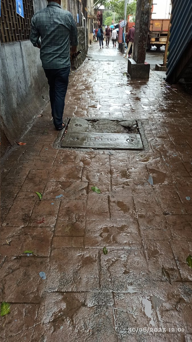 sanjayshivajip1's tweet photo. @mybmc @mybmcWardKE अंधेरी के/पूर्व, सहार रोड, गोखले पुला जवळ फुटपाथ वरील दोन ठिकाणी गटाराचे झाकण तुटलेले असल्याने अपघाताची शक्यता.पालिका प्रशासनाने तात्काळ दुरुस्ती करावी.ही विनंती @mybmcSWM @mybmcSWD @AndFootpath @footpath_india @mybmchealth @Andherinews #safefootpath https://t.co/WfF931EEmD