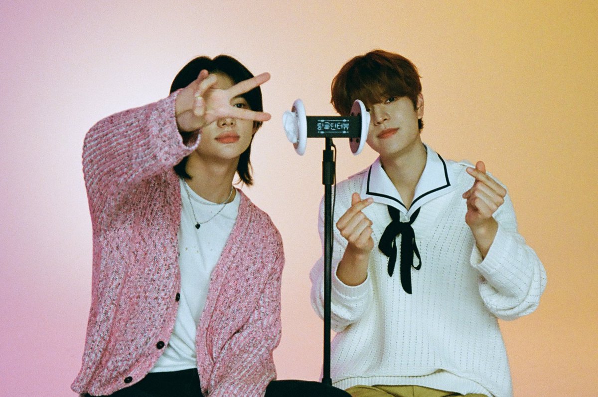 StrayKids__UA's tweet photo. 🐦| Спогади про червень, записані на плівкову камеру 📸 Залишайтеся з М2 і у липні❣️
·
·
#twittayUpdate #StrayKids #StrayKidsUkraine #Hyunjin #Seungmin #TingleInterview #현진 #승민 #스트레이키즈 [1/2] https://t.co/UesAOtf5Ix
