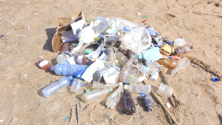 EnvironmentUb's tweet photo. La jeunesse au service de la communauté !
Activité du Samedi le 10 Juin 2023.

Dans une activité collective, le @EnvironmentUb  a rejoint le @izubahub et @abem_bdi pour un beach cleanup sur le lac #tanganyika.

#ODD
#EndPlasticPollution
#GenerationRestoration
#mutanga
#ocean https://t.co/ltsvOn1WVQ