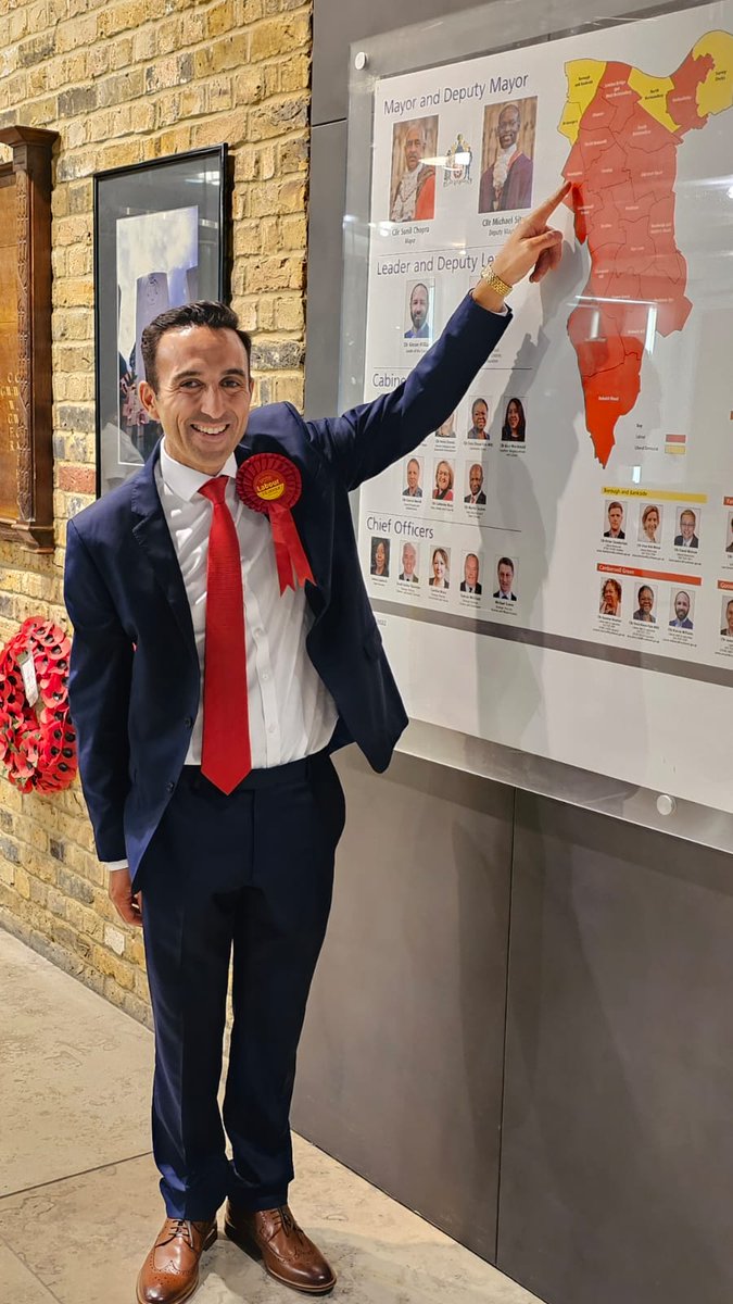 Say hello to Southwark's newest Councillor, @brummieyoucef 

A strong victory for Labour in Newington and a strong mandate for our achievements in the ward.  

Aggarwal (LD) 738 27.9%
Buendia (G) 237 8.9%
Hassaine (Lab) 1,524 (57.5%)
Jones (Con) 149 (5.6%)