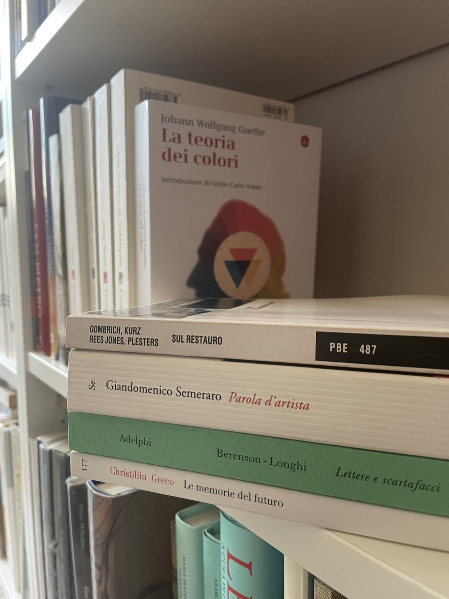 Uno di quei giorni in cui vorrei solo perdermi tra pilette di libri (possibilmente di #artedaleggere).

Capita anche a voi?