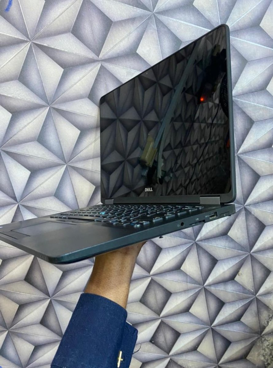 laptops_plug tweet picture