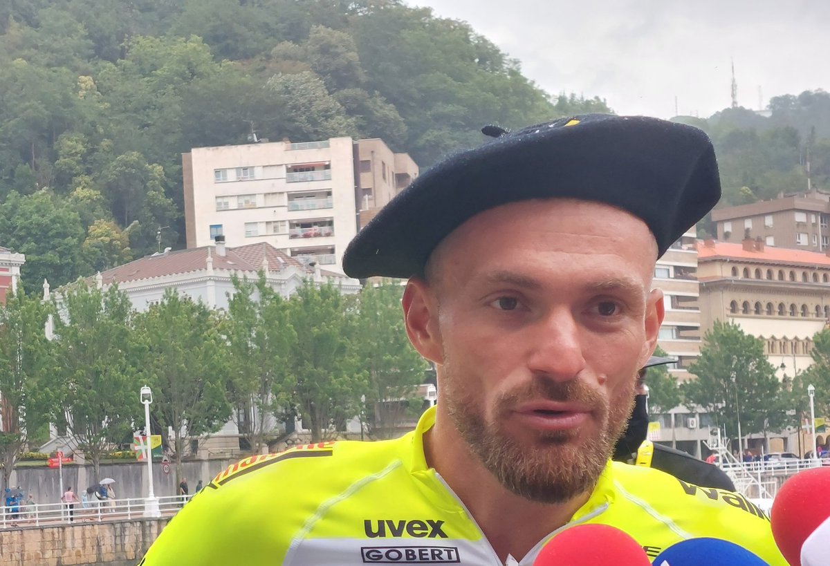Le béret basque lui sied bien 😉. Comme tous les coureurs #cyclisme du #TDF2023 le coureur 🇨🇵 <a href="/adrienpetit62/">adrien petit</a> a coiffé le traditionnel couvre-chef avant le Grand Départ demain samedi 1er juillet à #Bilbao