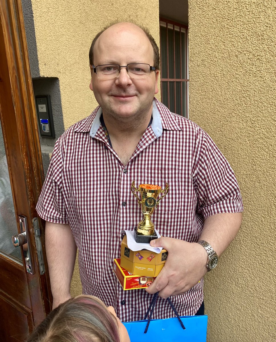 VeronikaJonov2's tweet photo. Školství je o lidech.A tohle je hvězda naší školy: školník/vrátný Marcel. Zná zpaměti jména všech dětí, má pořád dobrou náladu, vždy se vším vyjde vstříc. Dostal od dětí nejvíc dárků, kytek a taky pohár. Devataci buleli pri louceni.
Kéž by ve školách bylo víc Marcelů! 🙏❤️ https://t.co/60isaLqqUo