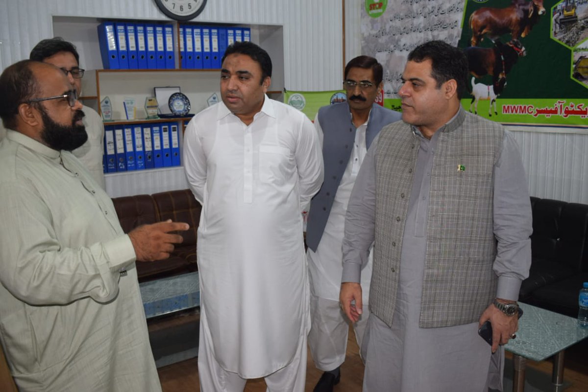 CommissionerMu2's tweet photo. Visit of control room of Multan Waste Management Company
#CleanMultan https://t.co/6rlpIfbXan
