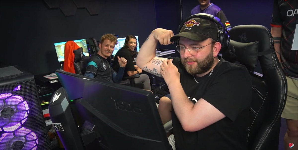 oh baby es kommt näher und näher👀
<a href="/playbay_gg/">Play Bay</a> x <a href="/ONYXLegend/">ONYX</a> ich hoffe ihr seid heiß❤️‍🔥
@danielPelloCS pumped as always💪🏽