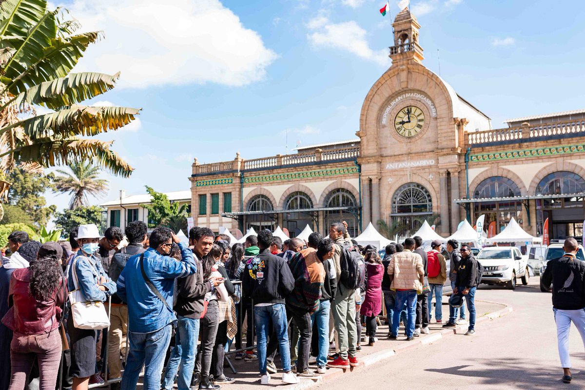 DebordFrederic's tweet photo. Le salon des emplois du numérique à #Madagascar, Zah@Geek, revient avec sa version 2.0! Nous attendons plus de 5.000 visiteurs à la Gare Soarano, ce jour et demain. Plus de 100 postes sont proposés par la trentaine d'entreprises exposantes, passez nous voir! #MiaraTafa https://t.co/3rkLyavZ5I