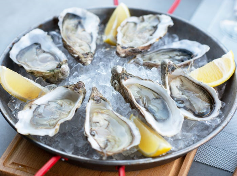 HealthOverhaul's tweet photo. 3 reasons why OYSTERS are a SUPERFOOD.

1. Powerful Nutrient profile for brain and hormonal health (100g)

Zinc 550% RDA
B12 540%
Copper 400%
Omega3's 100%
Selenium 60% (protects against heavy metals)
Iron 40%
manganese 20%

2. Guilt free. 

They are abundant and on the spectrum of consciousness, these are almost at the bottom of the barrel.

3. Contains a powerful antioxidant DHMBA which has been shown to protect and improve mitochondrial function.

I try to eat them about twice a week with some lemon juice👌