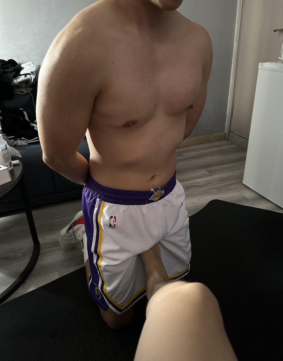 jayinx2's tweet photo. 20出头的体育生小弟弟一件件脱去衣服沦为任人摆布的骚狗是什么体验🤔️ https://t.co/jirNvI0t1m