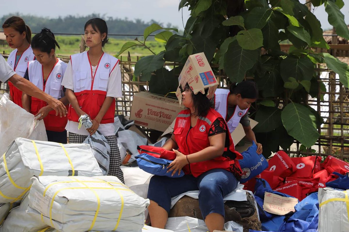 MyanmarRedCross's tweet photo. On 29june, 139 hh in #Ponnagyun were provided with #familykit #hyginekit #sheltertoolkit #kitchenset #tarpaulin #individualhyginekit #dignitykit #soap #clothes #mosquitonet #blanket #jerrycan
#purifieddrinkingwater #drynoodle #sausage
Staff and RCVs on ground work so friendly🥰 https://t.co/srG6IeQAWF