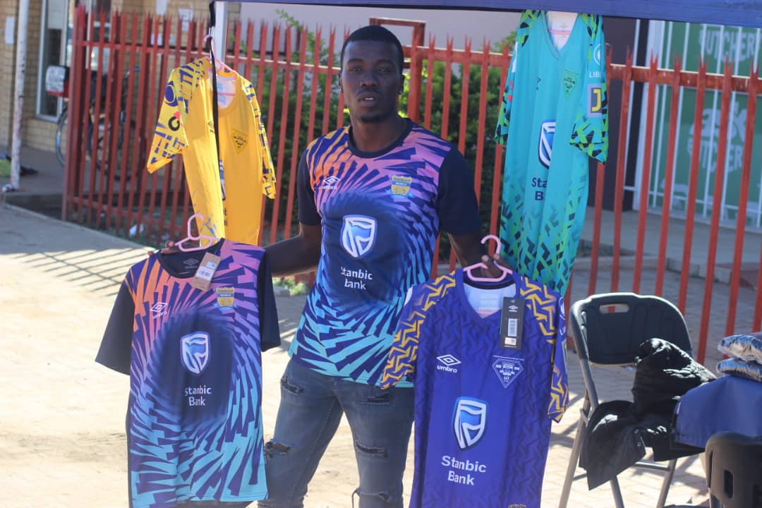 rollersfc's tweet photo. 🚨Sale..! Sale..!🚨

Areyeng....!! 🔊

Santse rele Tlokweng G4 go bapa le Sefalana 🚨
Visit our stall today and buy Township Rollers FC Replicas..!

✅New Replica Limited Edition P250
✅Old Replicas P200
✅For size inquiries call :71558782
 Hurry while stocks last #Mapopa https://t.co/xaEby508Iz