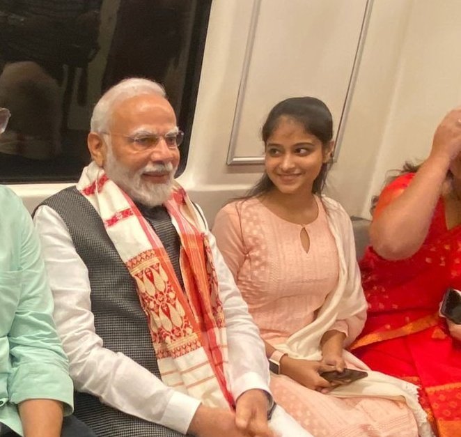 ghoshi_manjeet's tweet photo. My sister got the overwhelming opportunity to meet our honourable prime minister. I just had a call with my sis, and she informed me. He's such a calm person with extreme geographical knowledge, but when we asked for Manipur's location on the map, he asked for one glass of water. https://t.co/QYjOKRZlh8