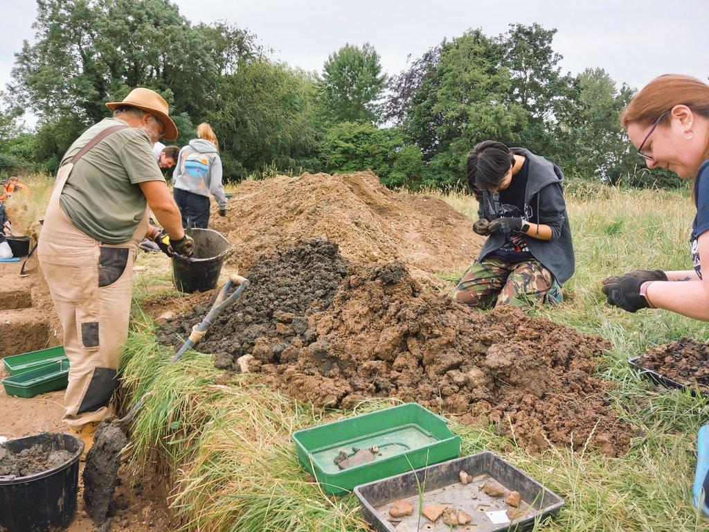 CotswoldArch's tweet photo. No hands are too big or too small to get stuck in at #kelmscottdig! Today we are sampling material from a possible pond, where we will hopefully find environmental goodies. It certainly looks wet enough to be a pond! @KelmscottManor @SocAntiquaries #communityarchaeology https://t.co/dkjdhdLrUN