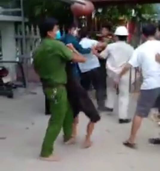 NungQuangsinh's tweet photo. …trường hợp trộm cắp, bắn chết vật nuôi, một sinh kế của dân thời nhà nước cộng sản Việt Nam sẽ xử sự như thế nào(?). https://t.co/m6X8UEVzum