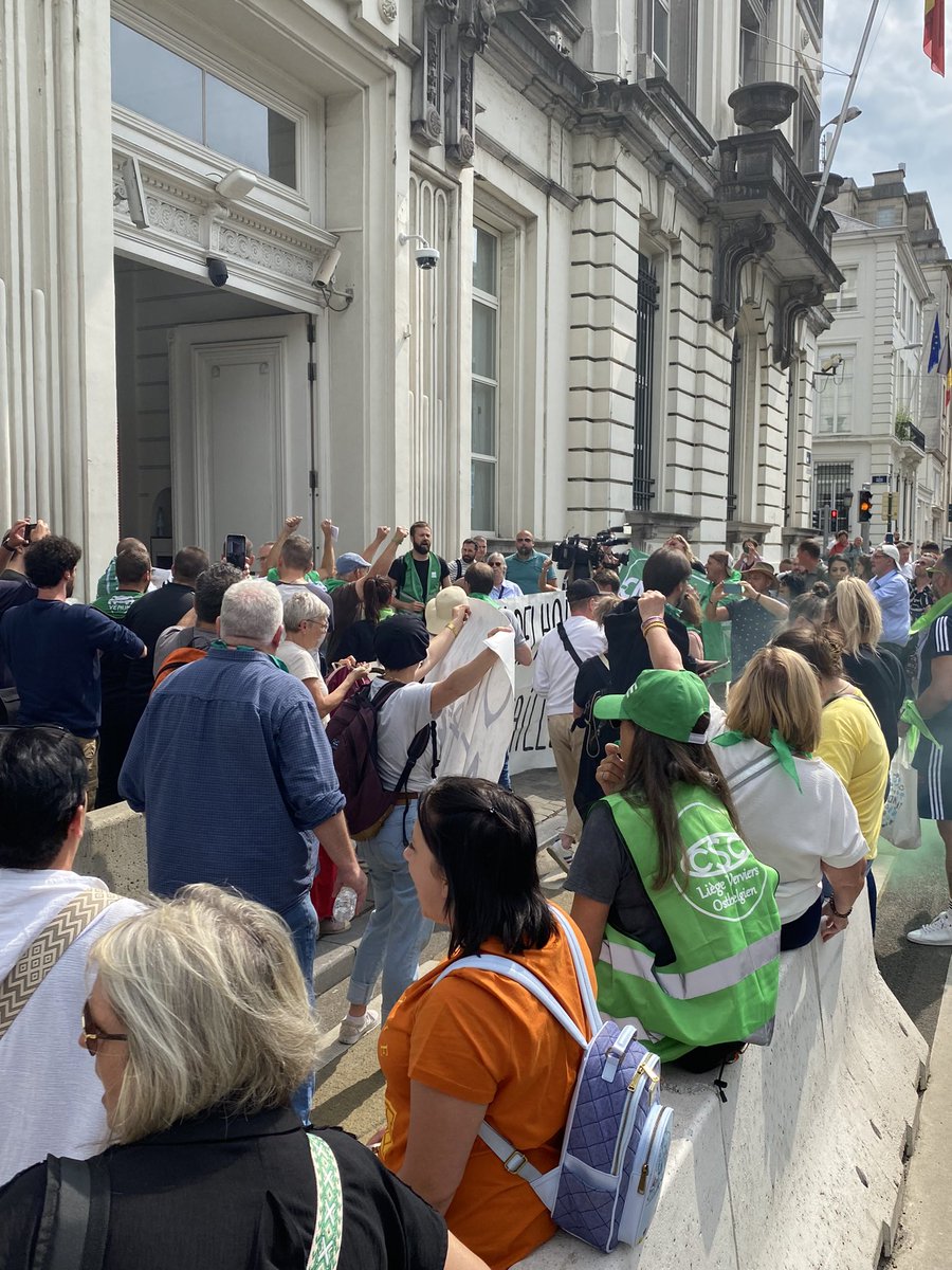 LaurentHenrard's tweet photo. Action d’une centaine de travailleurs de #Delhaize devant le 16 rue de la Loi pour appeler à un sursaut du gouvernement fédéral face à la franchisation des 128 supermarchés. #rtbfinfo #begov #conflitsocial https://t.co/irvb11Udn5