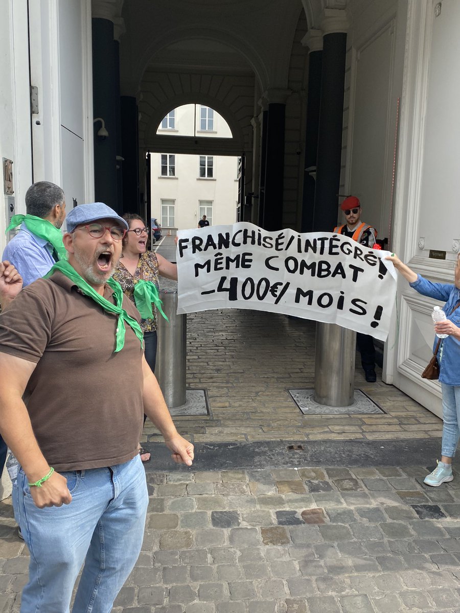 LaurentHenrard's tweet photo. Action d’une centaine de travailleurs de #Delhaize devant le 16 rue de la Loi pour appeler à un sursaut du gouvernement fédéral face à la franchisation des 128 supermarchés. #rtbfinfo #begov #conflitsocial https://t.co/irvb11Udn5