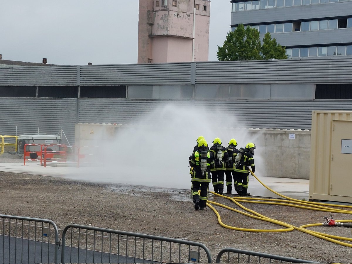EngieEst's tweet photo. Exercice d'extinction d'un feu d #hydrogène sur la nouvelle plate-forme sécurité, R-Hyfie, à Strasbourg. #RGDS et #SDIS67 https://t.co/OwEEjQVavL