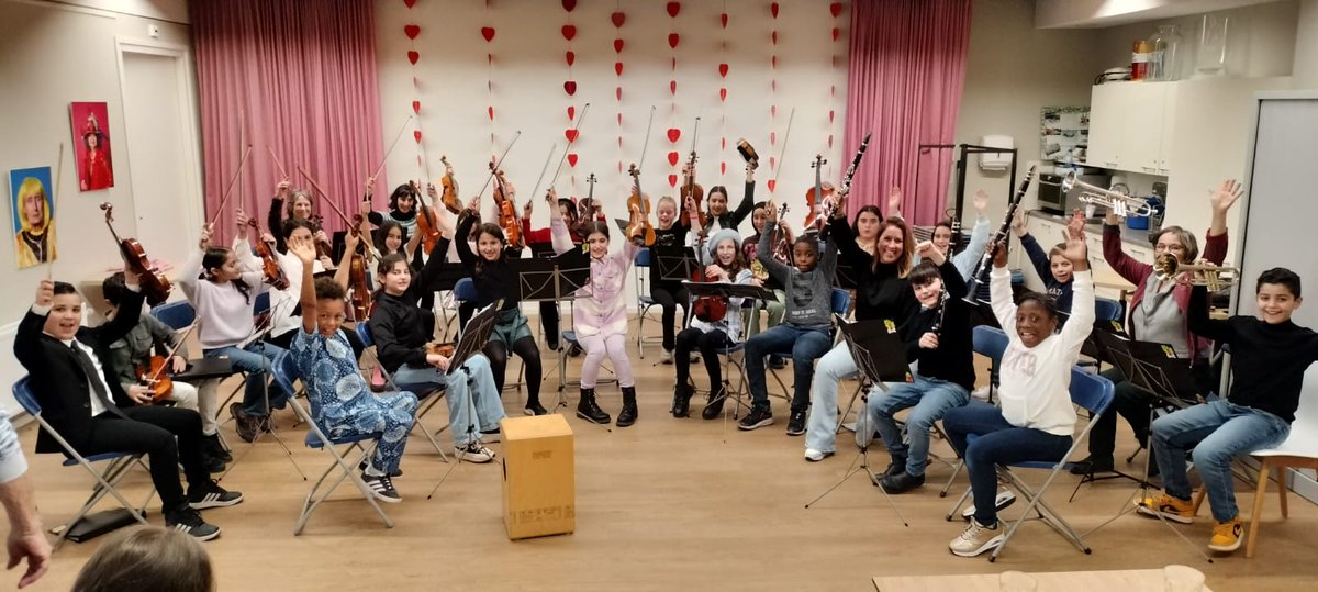 Kom je vanmiddag naar het Osdorpplein? Wijktalentorkest Nieuw-West geeft samen met de muziekdocenten een feestelijk optreden ter ere van de heropening van het winkelcentrum in Nieuw-West met zomerbraderie #nieuwwest #amsterdam #muziekvooriedereen leerorkest.nl/feest-osdorppl…