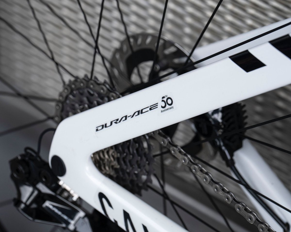 🚀🤍 The new @canyon_bikes x @mathieuvdpoel white Aeroad, in the peloton from now on! 🔥 Completed by @ShimanoROAD and @selle_italia 🤩 #AlpecinDeceuninck #Canyon #MyCanyon #CanyonAeroad #TDF2023 #RoadCycling #RoadBike #ShimanoRoad #DuraAce 📷 Stefan Rachow (Mr. Pinko)