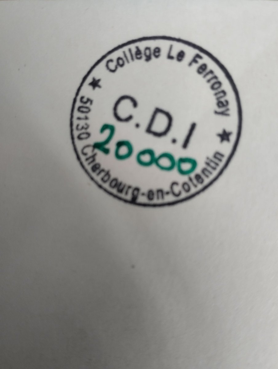CDILeFerronay's tweet photo. Et le 20 000ème exemplaire du #CDI est "Ma vie au collège : Vive le théâtre !" de @DieuaideSophie @HachetteLivre #LeLivreDePoche 🎉 https://t.co/EiVU2w7t0v