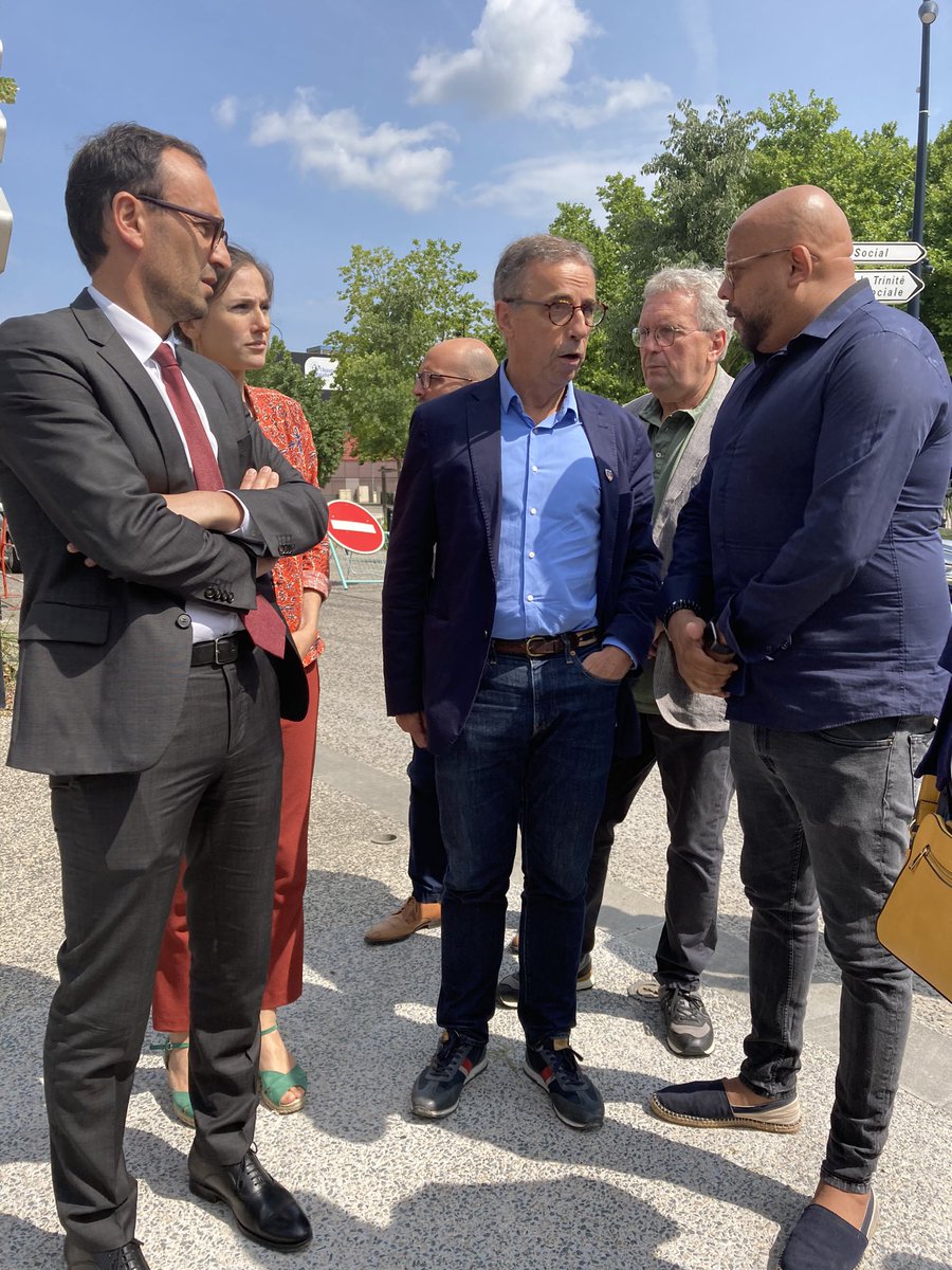 Claire Mayer (@clrmayer) on Twitter photo Le maire de #bordeaux <a href="/PierreHurmic/">Pierre HURMIC</a> au Grand Parc pour constater les dégradations de la mairie de quartier avec le Deputé <a href="/T_Cazenave/">Thomas Cazenave</a> Le maire de #bordeaux <a href="/PierreHurmic/">Pierre HURMIC</a> au Grand Parc pour constater les dégradations de la mairie de quartier avec le Deputé <a href="/T_Cazenave/">Thomas Cazenave</a>