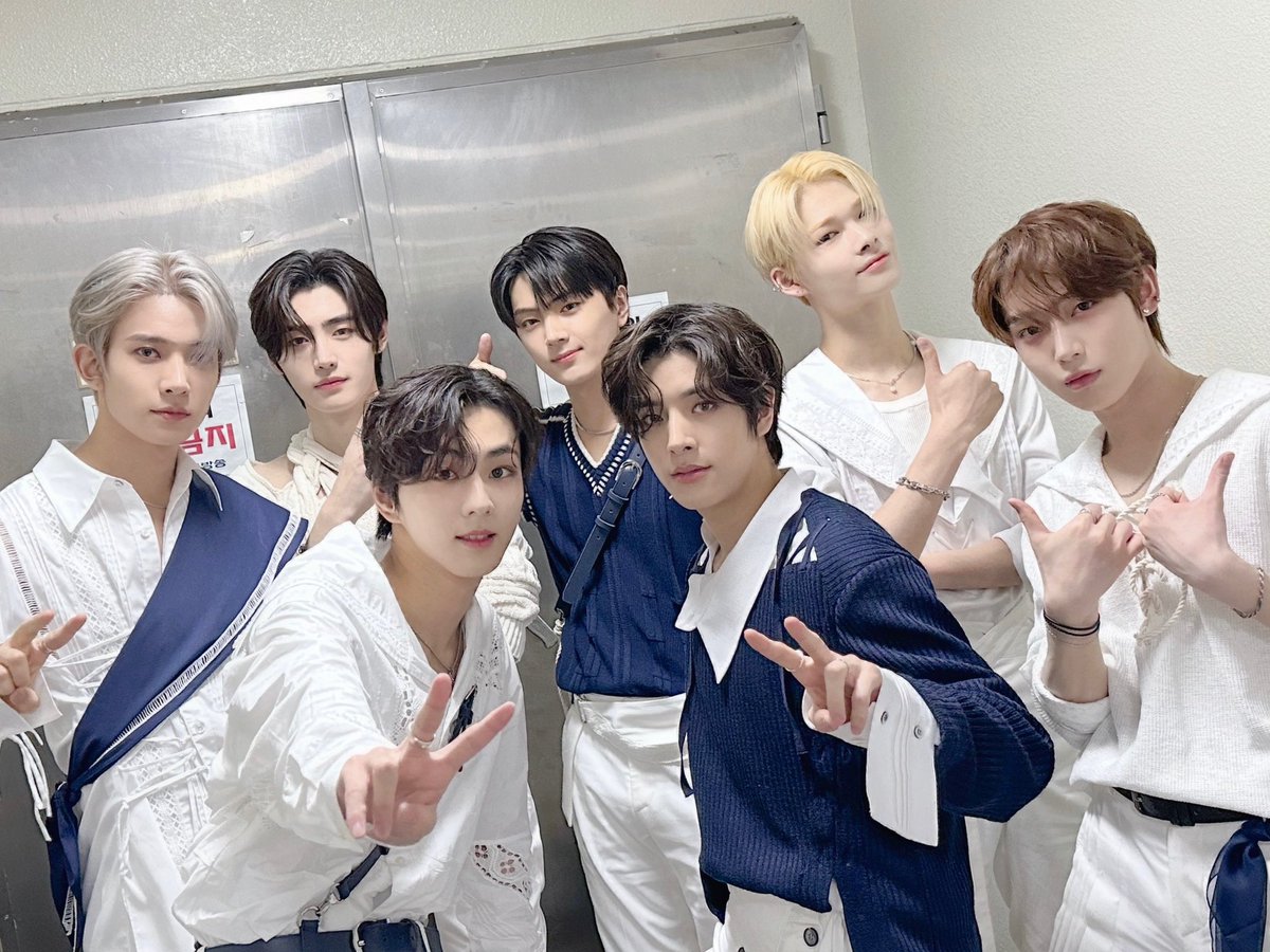 [#오늘의ENHYPEN] 벌써 2023년 반이 지나갔어요! 오늘도 함께해 줘서 고맙고 남은 2023년도 엔하이픈이 행복하게 해줄게요 #ENGENE 💙 #230630 @ 뮤직뱅크