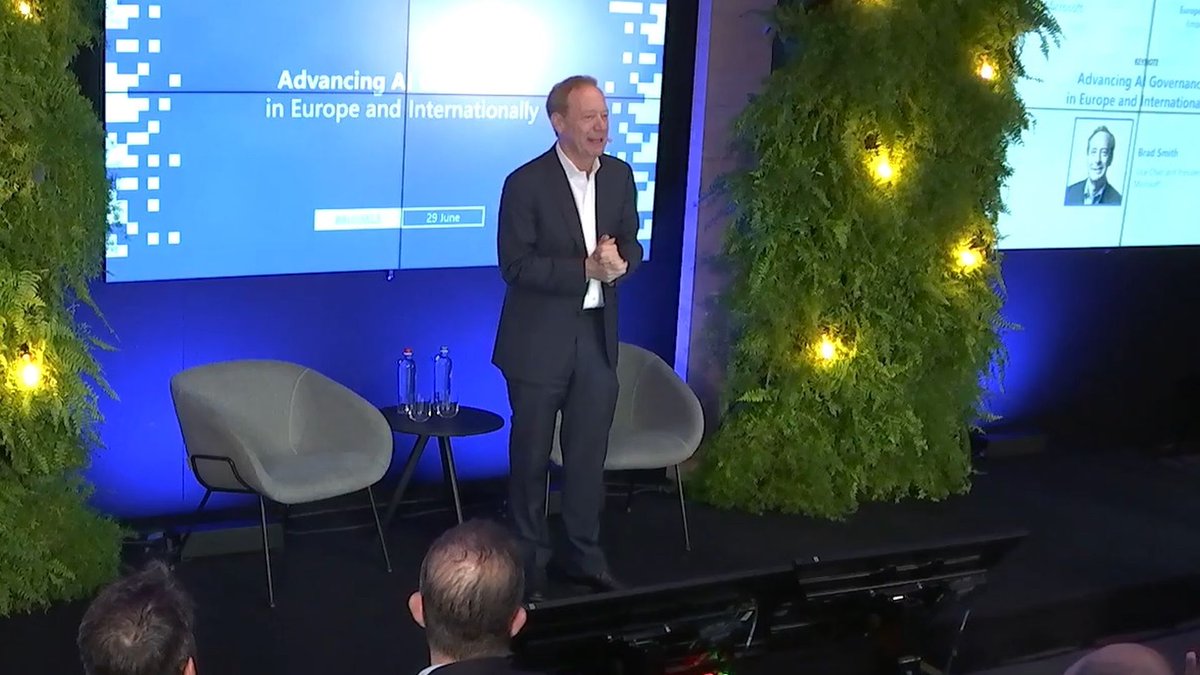 El presidente de <a href="/Microsoft/">Microsoft</a>, <a href="/BradSmi/">Brad Smith</a>, traslada a Bruselas la importancia de regular la inteligencia artificial y explica cómo trabaja en este terreno la tecnológica, gran inversor de <a href="/OpenAI/">OpenAI</a>, creador de la #IA generativa #ChatGPT. bit.ly/3PCHj5T