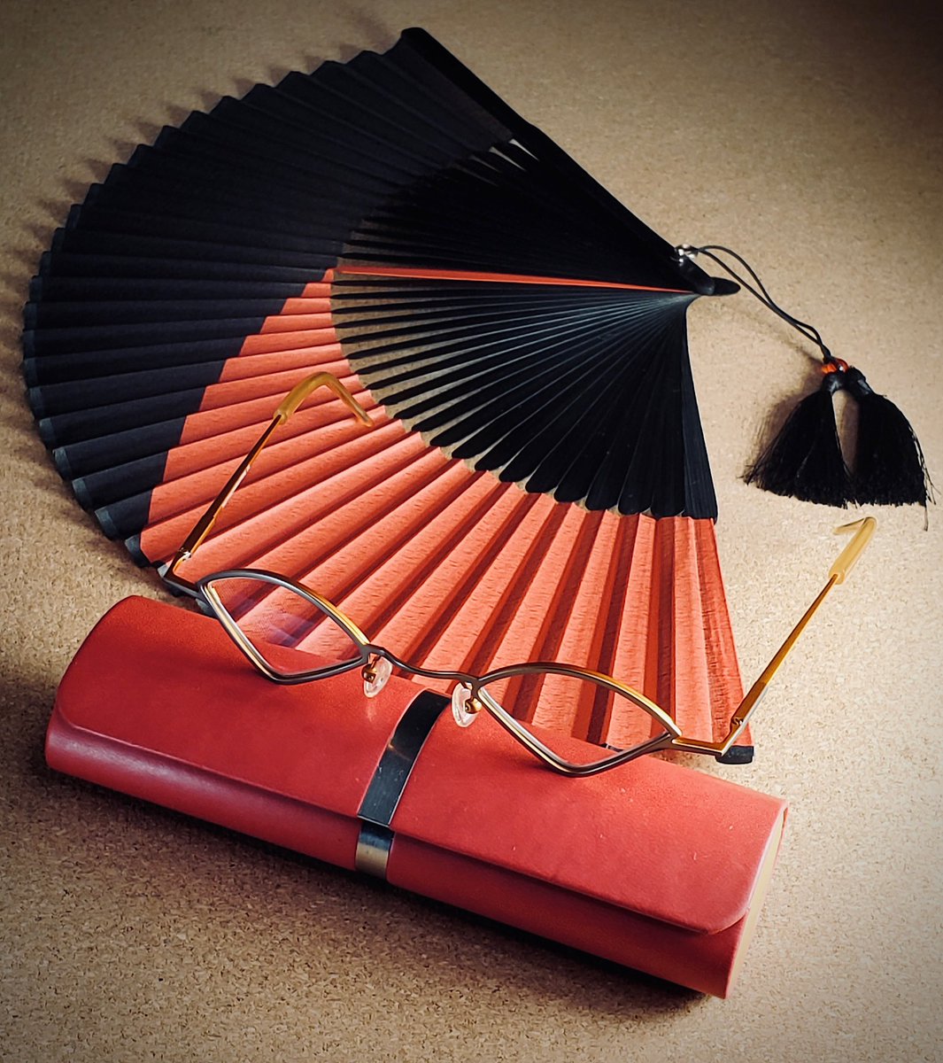 Himawar64712780's tweet image. #扇子(#扇)の話が増えたついでに珍しい”扇型”の #メガネ👓をひとつ🥸

仏🇫🇷らしい配色とデザインの #TRACTIONproductions の #眼鏡 だがその形状から #和服(#着物👘)用に🕶
当初予算不足でフレームだけ購入し仮レンズをグレー10%で入れたがそのまま…。
合わせ購入した超小型ケースも持ち歩きに💮