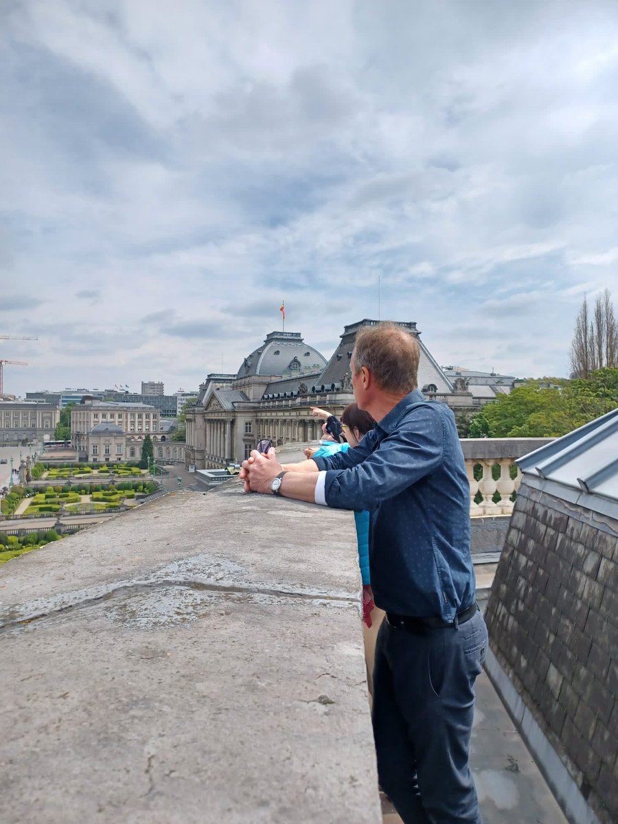 Discover Brussels from the rooftop of BELvue this summer! Enjoy a breathtaking view of the city and immerse yourself in its history, architecture, and contemporary culture. Don't miss this unique experience to discover one of the best viewpoints in the capital. ☀️  #rooftop
