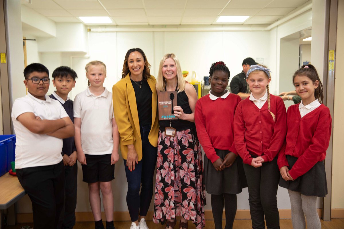 And their prize was a super fun cookery lesson from Chef @SeemaGetsBaked along with being awarded the golden spoon award by the amazing Dame @J_Ennis!! #GoodSchoolFoodAwards