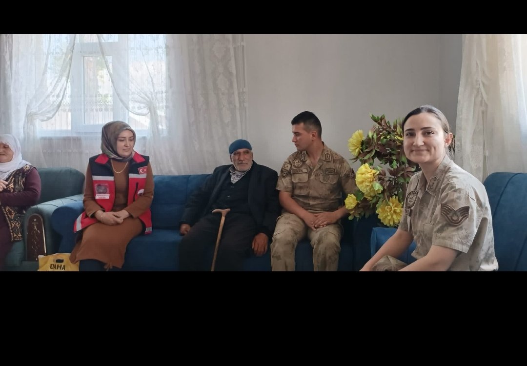 Kurban Bayramı münasebetiyle şehit yakınları ve gazilere bayram ziyareti gerçekleştirildi.