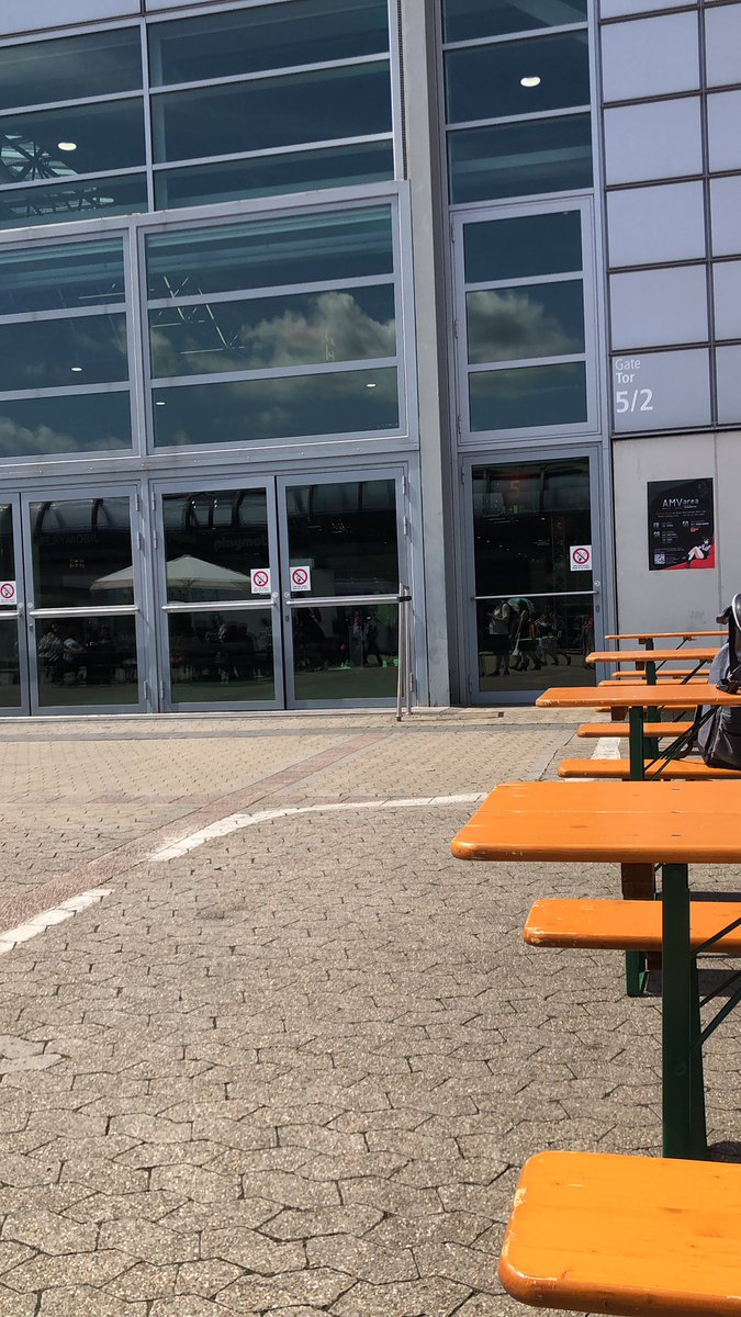 So, chille bis 13 Uhr erstmal vor Halle 5 bei den Tor 5/2. Mal schauen wie es wird. (Bild vergessen)
#DoKomi2023