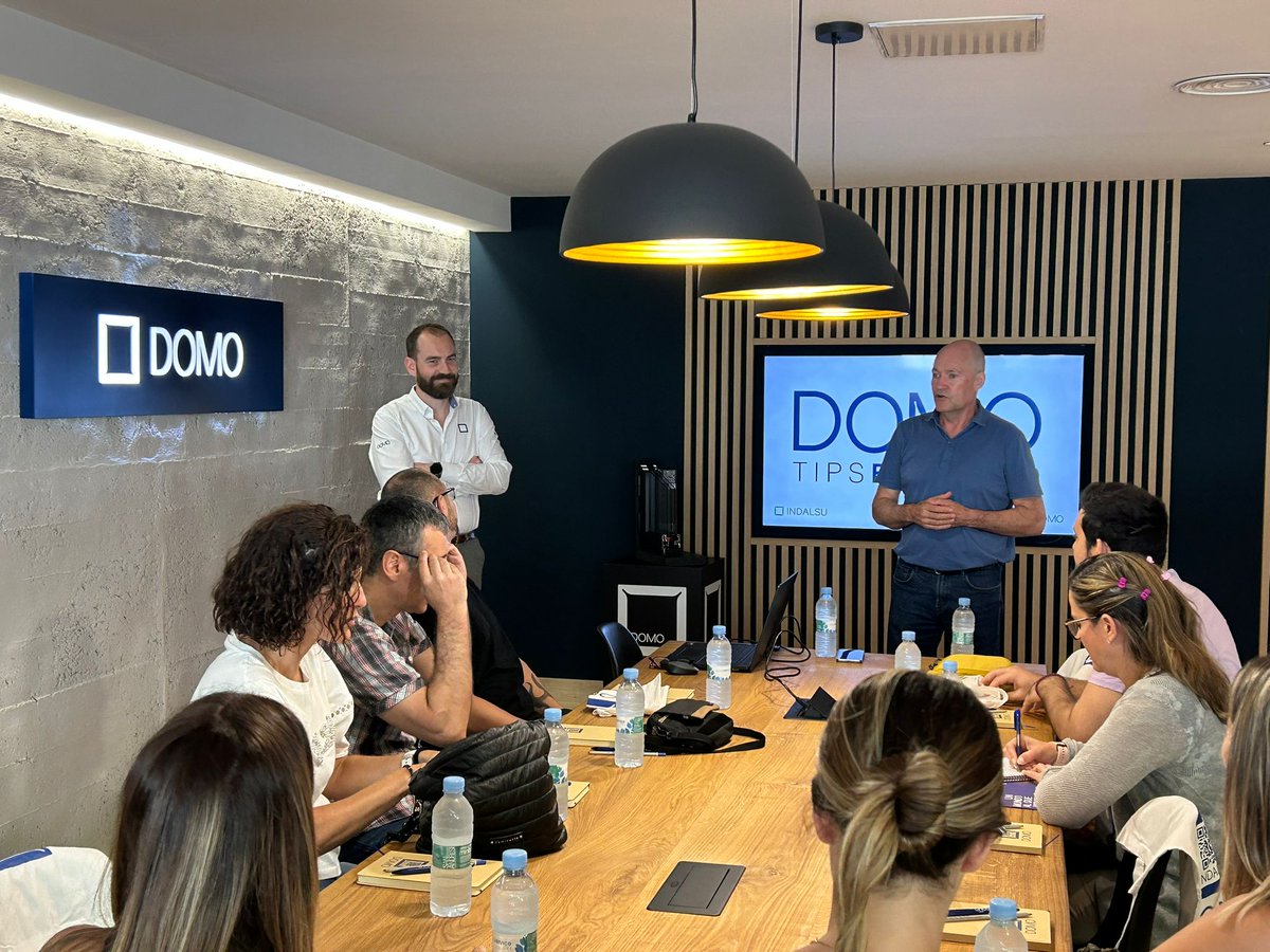 DOMObyINDALSU's tweet photo. 🔵Durante la formación #DOMOEXPERTO, los participantes, en una sesión dinámica, han podido comprobar con ejemplos prácticos la rapidez y comodidad que ofrece nuestra aplicación #DOMOSOFT, diseñada para facilitar la vida de #carpinteros, #almacenes, #arquitectos e #ingenieros. https://t.co/nkyjH8G3e5