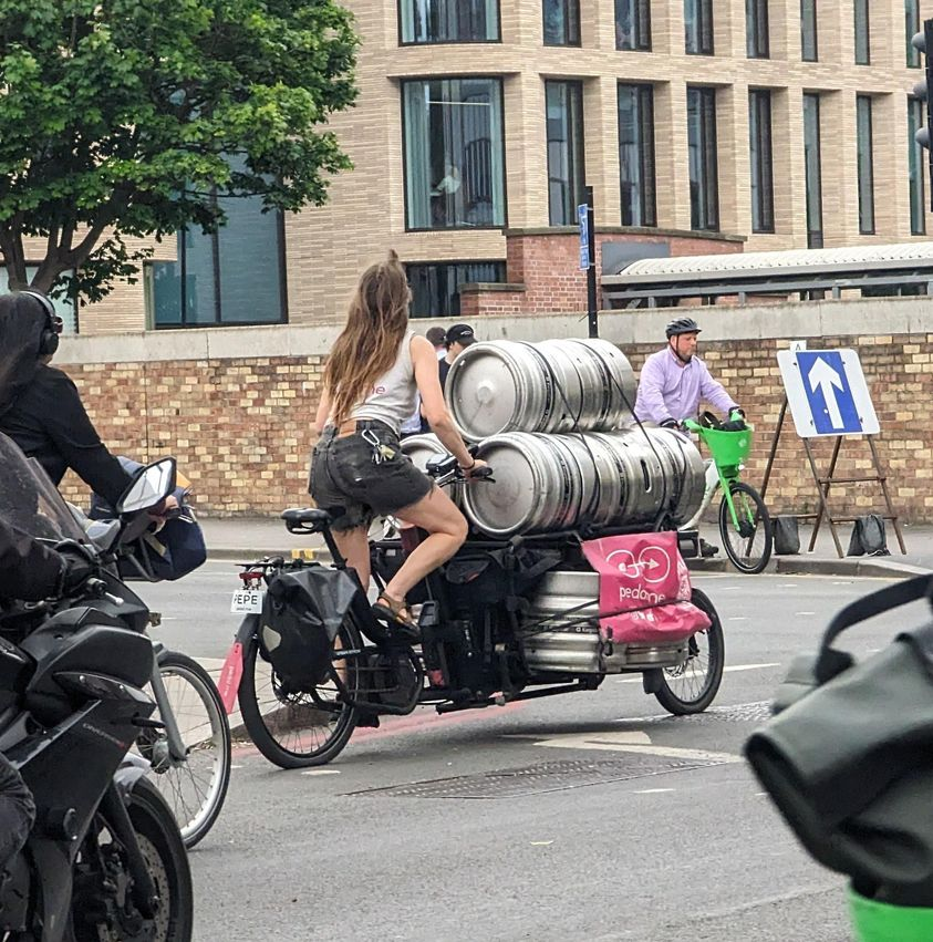 LCyclable's tweet photo. "Le vélo? Hahahaha! Je fais comment en tant que femme qui transporte des fûts de bière? Il me faut un camion Monsieur!"

(via @MDB_BB) https://t.co/NzXbdq0bYI