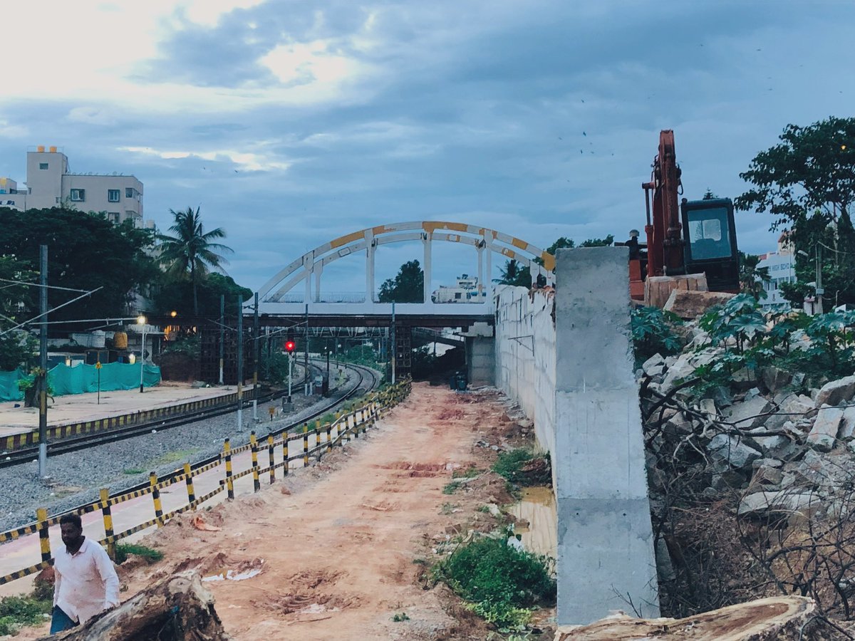 HennurBlr's tweet image. A Bowstring girder bridge, has come-up at the Cantonment end of Blr East railway stn. This road connects Richard’s town with Mosque rd. interestingly there is a new road being built on the sides (right in pic) —- #Quadrapuling
