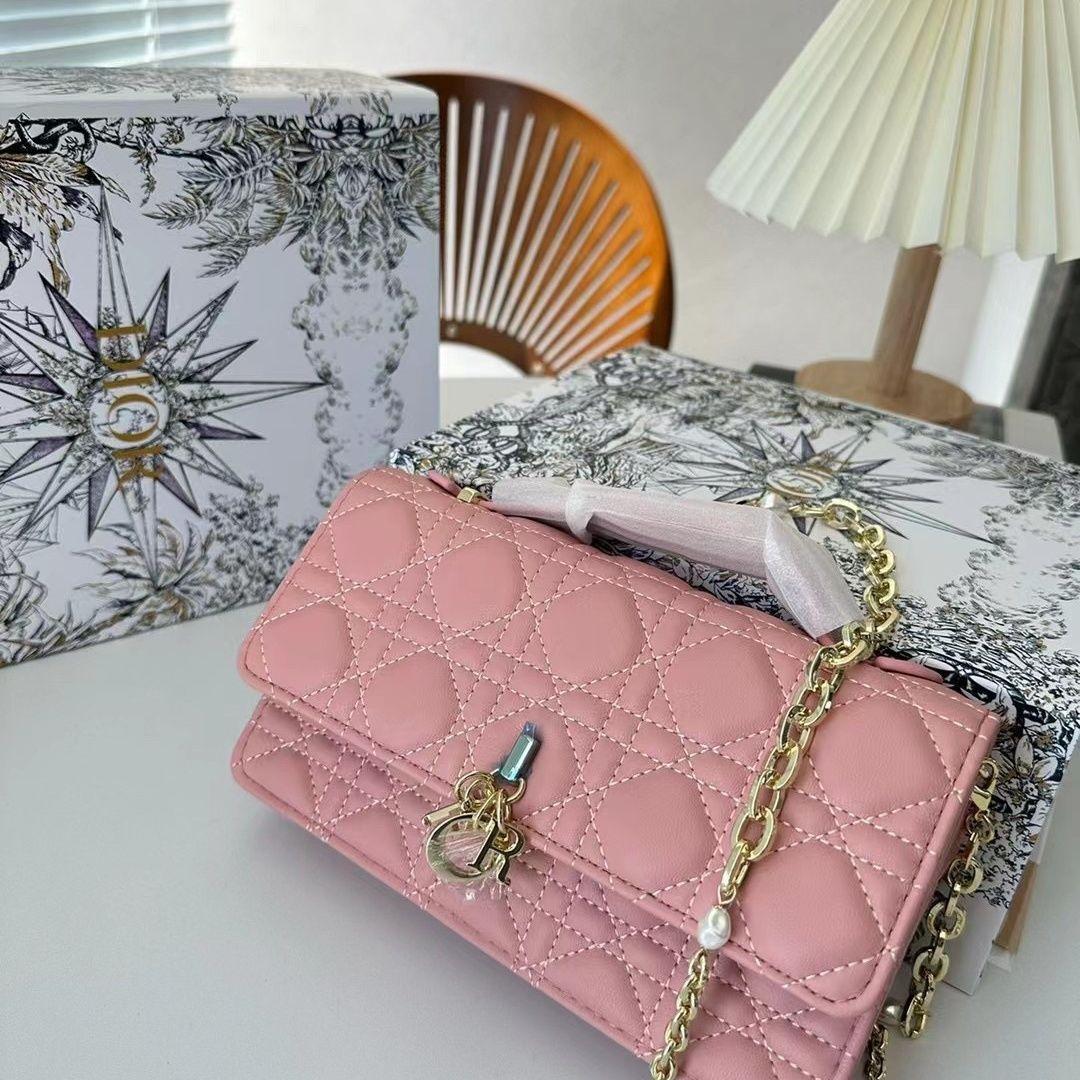 Sohrabb229's tweet photo. 👜US$84.6 Reps Fashion Solid Chain Shoulder Bag🥳
✨
✨
💖Type: Small Square Bag
💖Popular Elements: Plaid
💖Style: Fashion
💖Closed Way: Magnetic Buckle
🍥
#bagstyle #wholesalebag #vendors #smallbusiness #retailshop #onlineretail #shoulderbag #shoulderbags #handbag #babareplica https://t.co/mfOw6Ptnms