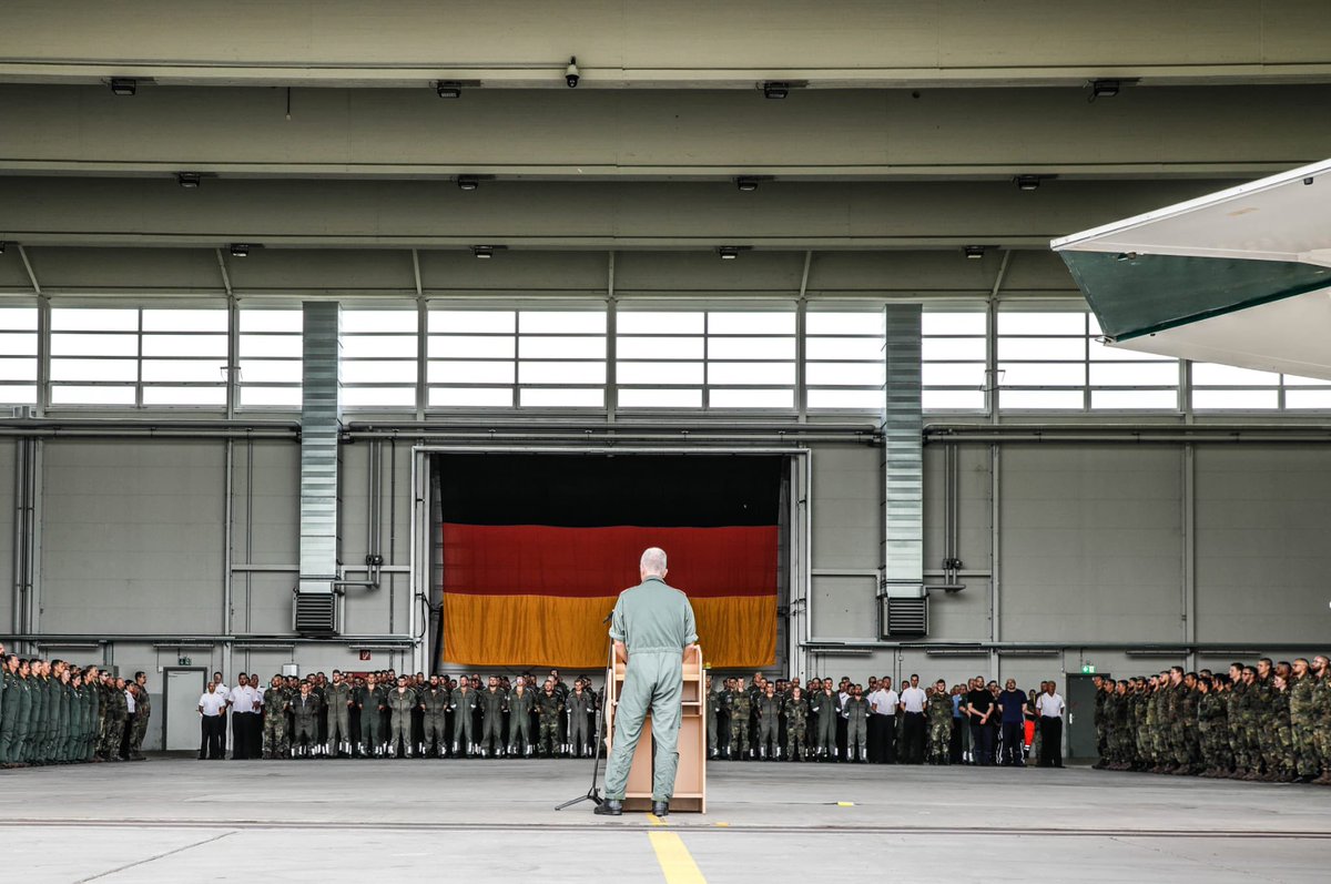 K3_GrafZeppelin's tweet photo. Gestern war ein bemerkenswerter Tag: ich habe das #MFG3 zur #Musterung antreten lassen! Ein besonderer Moment, die Frauen und Männer vor sich zu sehen, mit denen wir schon viel erreicht haben und in die Zukunft starten werden! Danke für Ihren Einsatz! BZ! #P8A #IsComingSoon https://t.co/lytalBSfU0