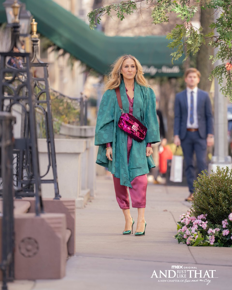 #SarahJessicaParker wore an iconic sequined #FendiBaguette in a new episode of @AndJustLikeThat.