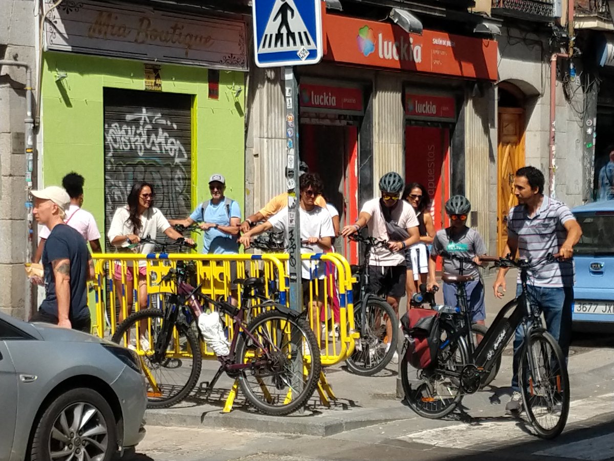 Alguién sabe dónde están los agentes de movilidad? 
Y los de la policía municipal? 
#FueraRuedasdelaAcera