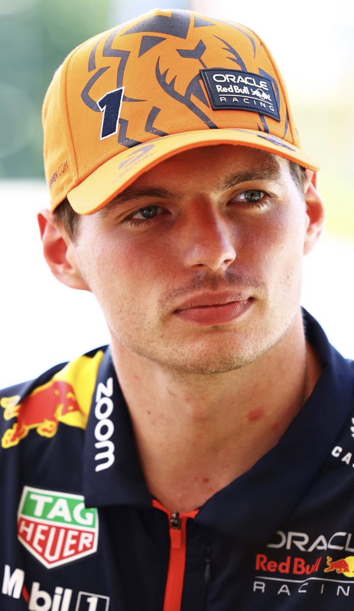 the way he manages to look that good even in the red bull attire is truly pissing me off