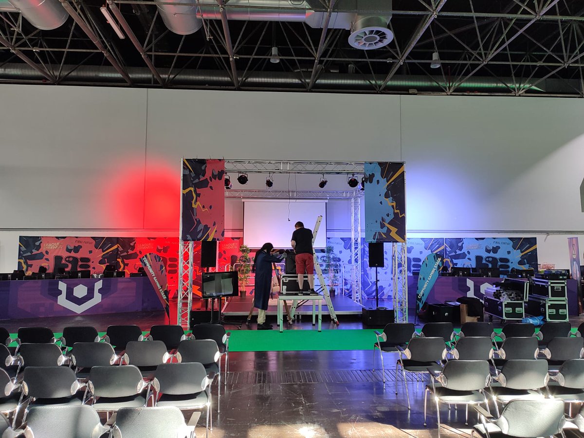 UniEsportsDE's tweet photo. Die Bühne für das #LoL Turnier auf der Dokomi steht fast! 🙌
Wer ist auch schon hyped auf Sonntag?
#lolfinal #DoKomi #LeagueOfLegends https://t.co/3UtJ6STNbx