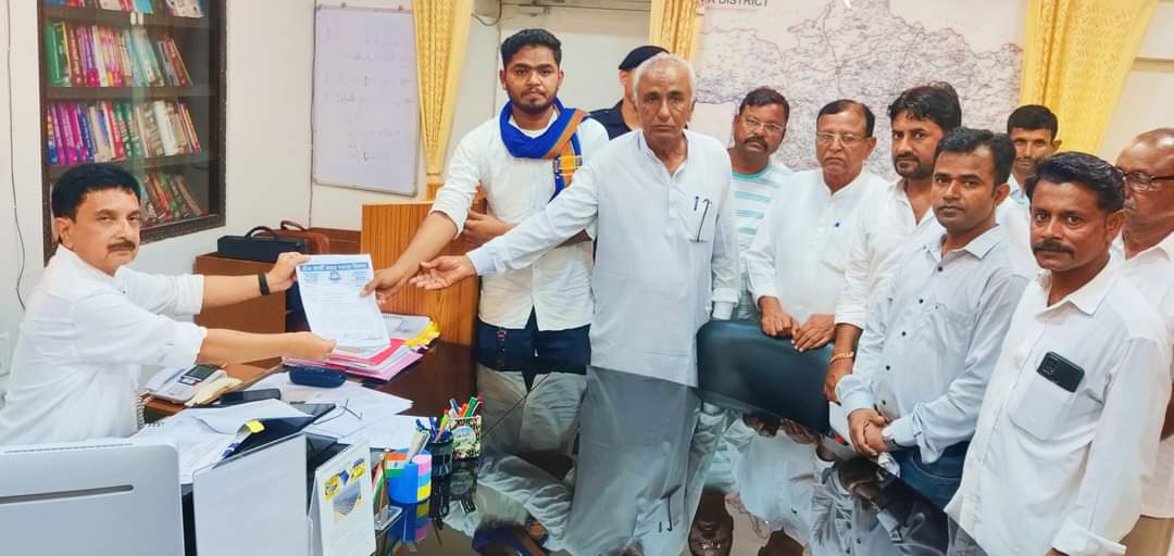 Nagraj_hegre's tweet photo. बाड़मेर मुख्यालय पर @BhimArmyChief पर हुए जानलेवा हमले के दोषियों को तुरंत गिरफ्तार करते हुए उनके विरुद्ध रासुका की कारवाई किए जाने के सबध मे आज भीमआर्मी के पदाधिकारी कार्यकर्ताओ व सामाजिक कार्यकर्ताओ के साथ जिला मुख्यालय पर राष्ट्रपति के नाम कलेक्टर को ज्ञापन सौंपा @anil_aazad https://t.co/eq43Si2RH7