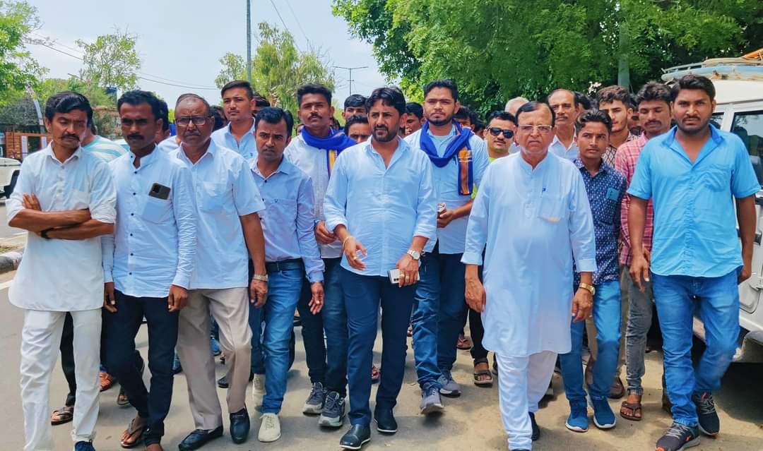 Nagraj_hegre's tweet photo. बाड़मेर मुख्यालय पर @BhimArmyChief पर हुए जानलेवा हमले के दोषियों को तुरंत गिरफ्तार करते हुए उनके विरुद्ध रासुका की कारवाई किए जाने के सबध मे आज भीमआर्मी के पदाधिकारी कार्यकर्ताओ व सामाजिक कार्यकर्ताओ के साथ जिला मुख्यालय पर राष्ट्रपति के नाम कलेक्टर को ज्ञापन सौंपा @anil_aazad https://t.co/eq43Si2RH7