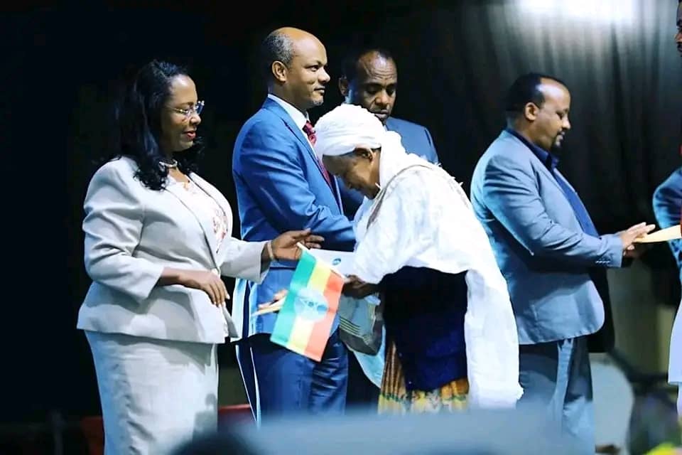 AdanechAbiebie's tweet photo. በዛሬው እለት ለ3451 የከተማችን አርሶአደሮች የይዞታ ማረጋገጫ ሰርተፍኬት አስረክበናል።
የዓለም ተሞክሮ እንደሚያሳየው ከተሞች ሲያድጉ በዙሪያቸው ያሉ አርሶአደሮችን እና ገጠራማ ቦታዎችን አካተው አብረው ያድጋሉ እንጂ ህይወታቸውን የሚመሩበት 1/4 https://t.co/SAmrzj8jff