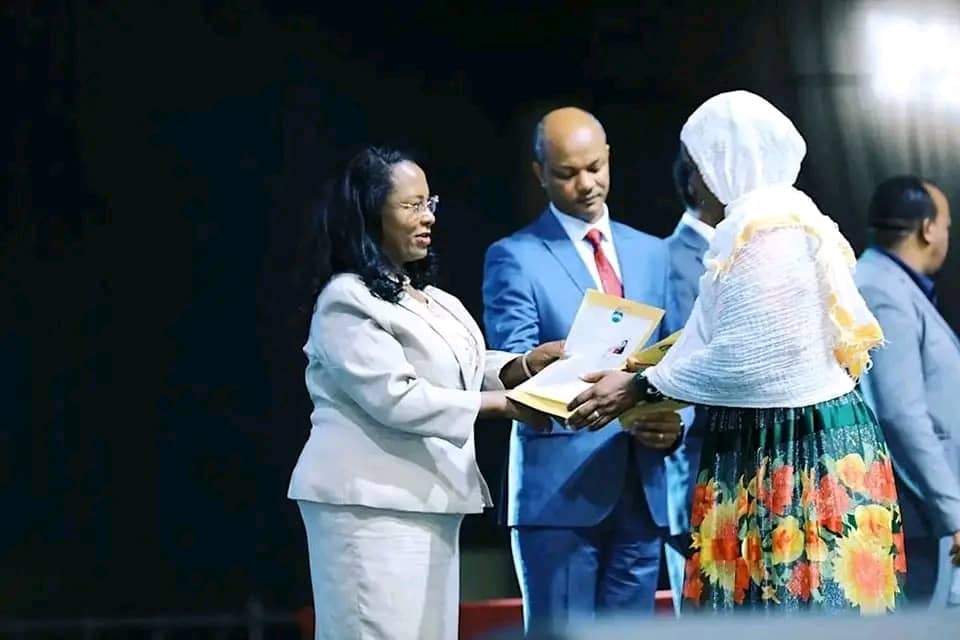 AdanechAbiebie's tweet photo. በዛሬው እለት ለ3451 የከተማችን አርሶአደሮች የይዞታ ማረጋገጫ ሰርተፍኬት አስረክበናል።
የዓለም ተሞክሮ እንደሚያሳየው ከተሞች ሲያድጉ በዙሪያቸው ያሉ አርሶአደሮችን እና ገጠራማ ቦታዎችን አካተው አብረው ያድጋሉ እንጂ ህይወታቸውን የሚመሩበት 1/4 https://t.co/SAmrzj8jff