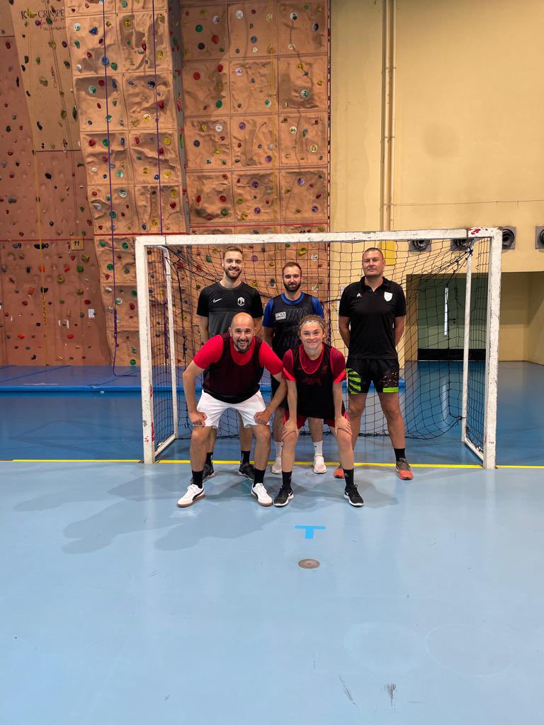 ⚽️ Tournoi Futsal enseignants/ élèves. Un plaisir de jouer ensemble avant les vacances d’été 🤩
#plaisirdejouer #vacances @Generation2024G <a href="/manumille1/">emmanuelle mille</a> <a href="/acgrenoble/">Académie de Grenoble</a>